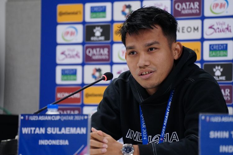 Penyerang timnas U23 Indonesia, Witan Sulaeman, dalam sesi konferensi pers jelang laga semifinal Piala Asia U23 melawan Uzbekistan yang akan berlangsung besok Senin (28/4/2024).