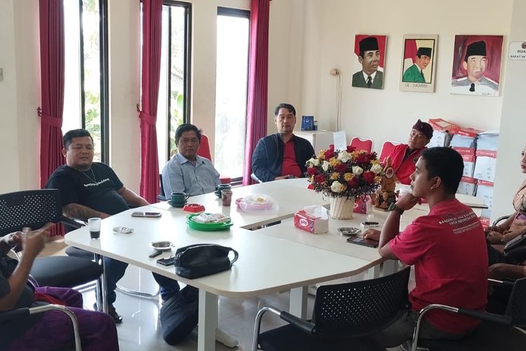 Wakil Bupati Buleleng sekaligus Ketua DPC PDI-Perjuangan Buleleng, Gede Supriatna saat bertemu ayah Dea