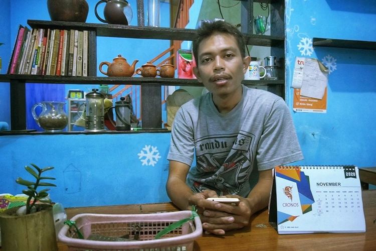 Firman Rendi (37 tahun), pemilik kedai kopi atau warkop bernama Coffee and Chess.