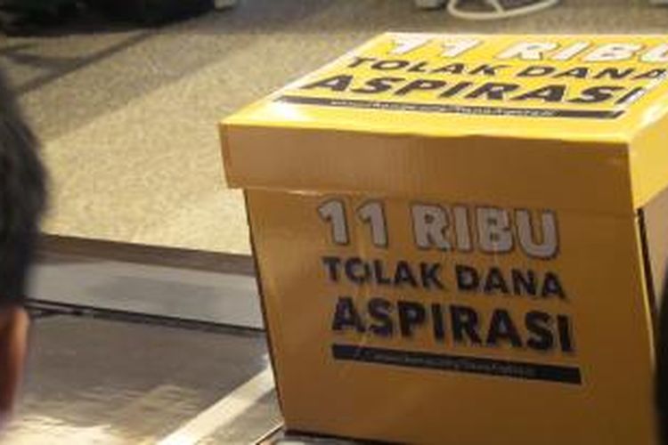 Sebuah kotak berisi tanda tangan petisi penolakan pembahasan Dana Aspirasi diserahkan kepada Fraksi Nasdem, Selasa (23/6/2015). Petisi tersebut berisi lebih dari 11 ribu tanda tangan netizen yang menolak pembahasan tersebut oleh DPR.