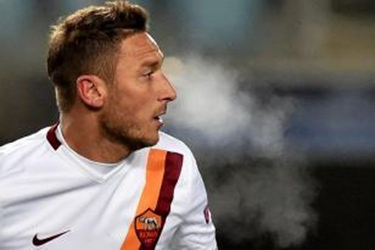 Salah satu ekspresi kapten AS Roma Fransesco Totti, pada pertandingan kelima Grup E Liga Champions, di Khimki Arena, Khimki, Selasa (25/11/2014).