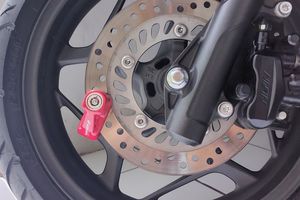 Apa Benar Lubang di Piringan Cakram Motor untuk Gembok?