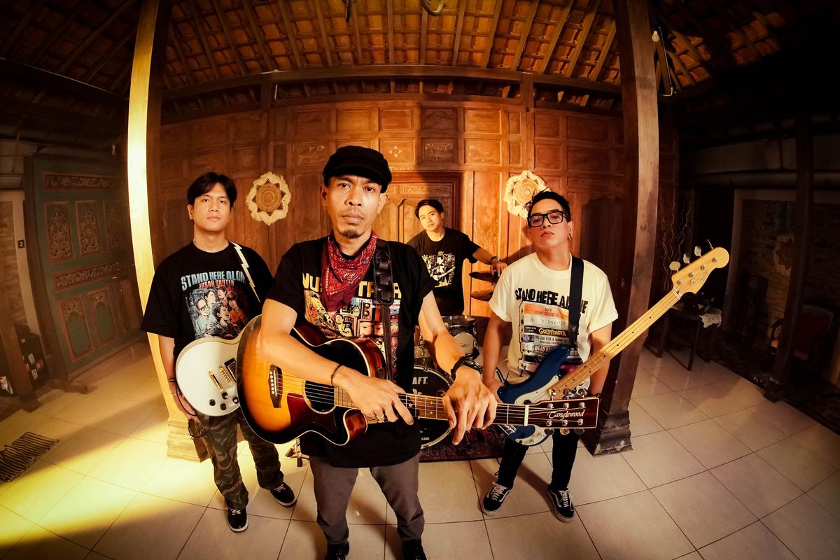 Iksan Skuter bergabung dengan Stand Here Alone untuk menciptakan lagu berjudul Kita Semua Saudara.