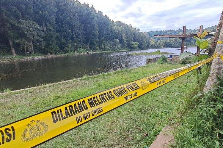 Lokasi Danau Situ Gunung dipasang garis Polisi dan ditutup sementara. 

