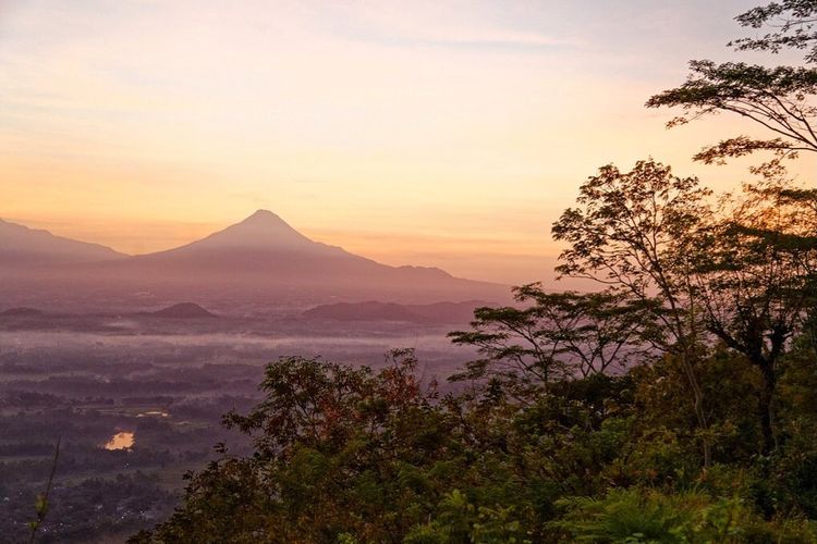 Panorama sunrise dan sunset dari Mata Langit, resto di Magelang. 