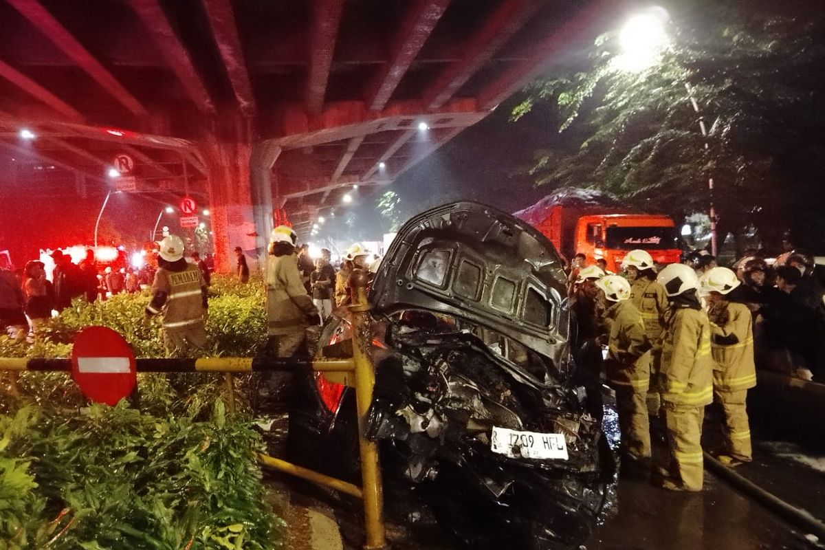 Proses pemadaman mobil terbakar di kawasam Pulogadung, Jakarta Timur, Minggu (4/1/2026).