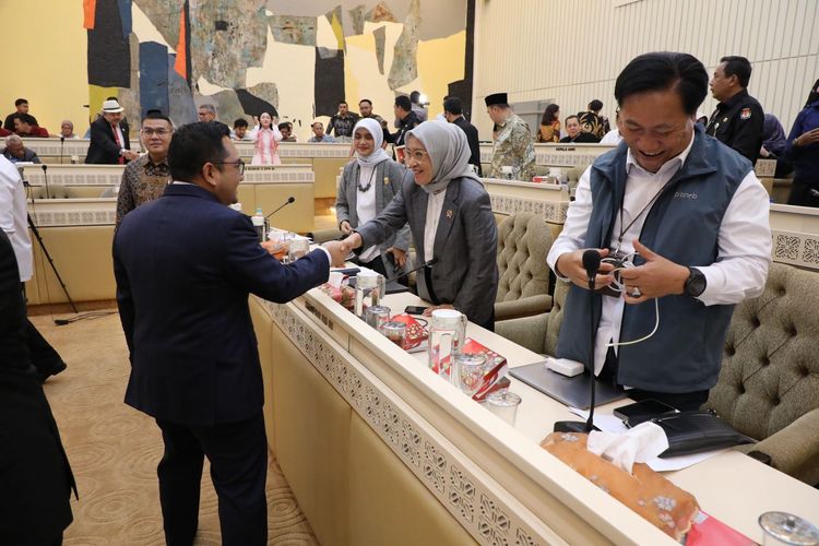 Menteri Pendayagunaan Aparatur Negara dan Reformasi Birokrasi (Menpan-RB) Rini Widyantini dalam Rapat Kerja dengan Komisi II Dewan Perwakilan Rakyat (DPR) Republik Indonesia (RI) di Jakarta, Rabu (12/2/2025).