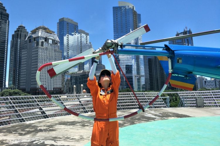 Indria mengecek mesin helikopter milik Direktorat Kepolisian Udara Baharkam (Badan Pemeliharaan Keamanan) sebelum tinggal landas. Foto diambil di Mapolda Metro Jaya, Kamis (15/3/2018).