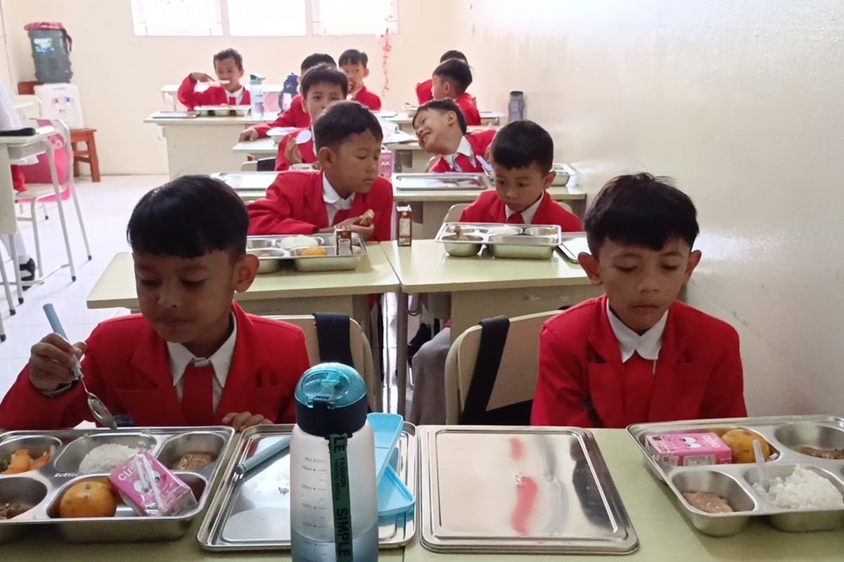 Siswa TK dan SD Darul Hikam 02 Kecamatan Rancaekek, Kabupaten Bandung, Jawa Barat, saat tengah menyantap menu Makana Program Makan Bergizi Gratis (MBG) yang didistribusikan Kodim 06/24 Kabupaten Bandung Senin (13/1/2025)