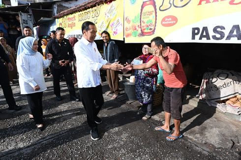 Saat Jokowi Sambangi Wonogiri, Bagikan Uang, Sembako sampai Kaus Tipografi Wajahnya...