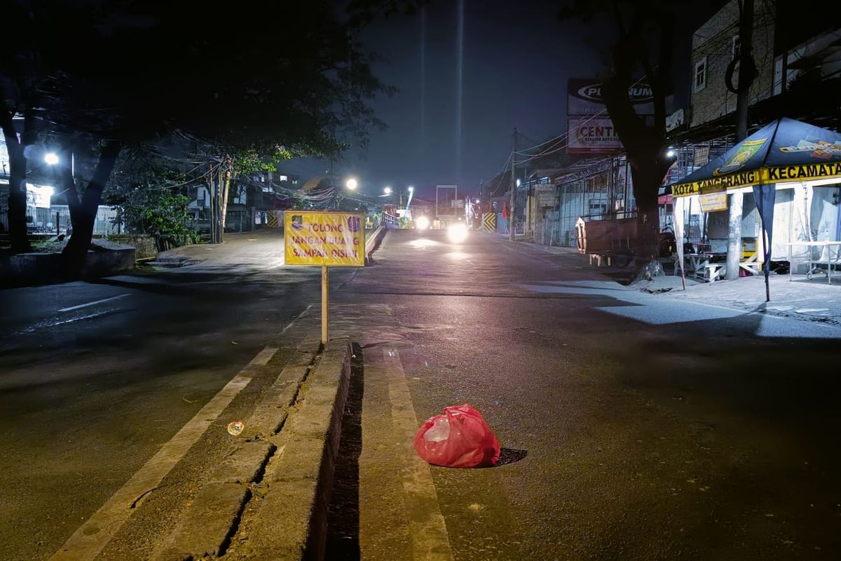 Terlihat sebuah kantong plastik berwarna merah yang berisi sampah di jalan Raden Patah Kecamatan Ciledug, usai petugas posko pantau sampah yang ada di lokasi tersebut pulang, Minggu (8/1/2023).