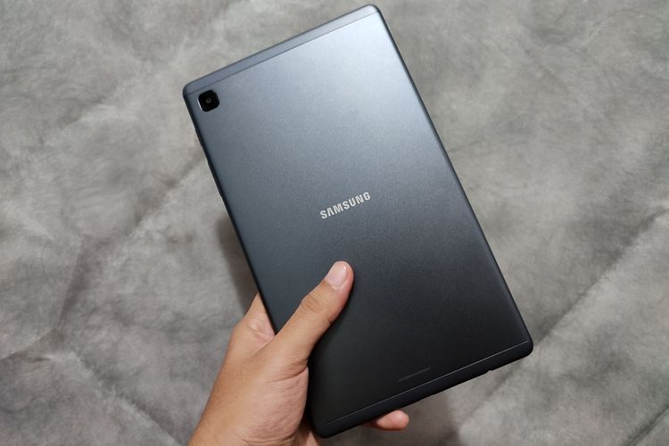 Penampakan punggung Galaxy Tab A7 Lite yang berwarna abu-abu matte, memberikan kesan premium.