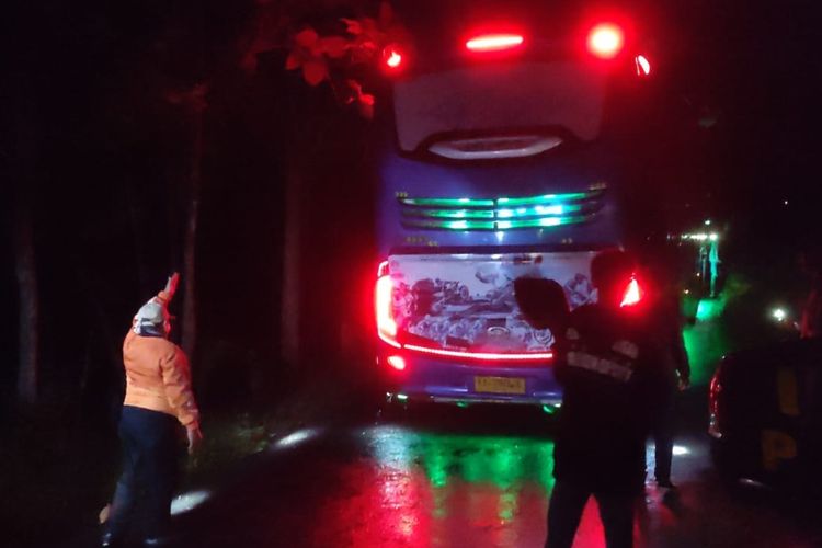 Aparat Polsek dan Koramil Jatiroto-Wonogiri mengevakuasi dua bus pariwisata yang tersesat di jalur hutan Tunggangan,  Kecamatan Jatiroto, Kabupaten Wonogiri, Minggu (29/12/2024).