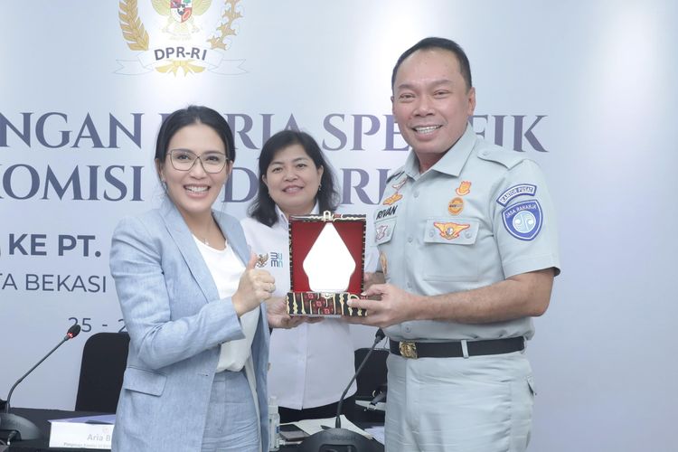 Pelayanan Jasa Raharja Kota Bekasi menerima plakat apresiasi dari Wakil Ketua Komisi VI DPR RI Aria Bima 