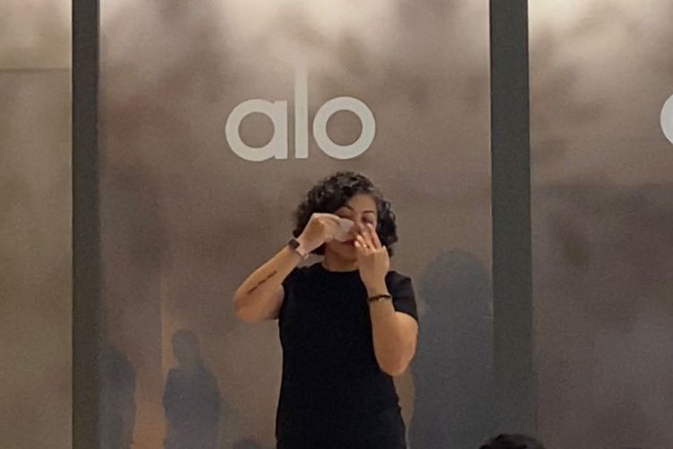 Askarina Daniswari, Founder Kiloalta mengajari pijat Gua Sha di pipi di acara Alo; Guasha Massage Workshop di Jakarta Selatan, Rabu (08/05/2024).