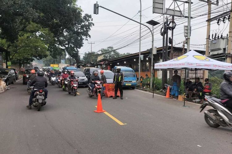 Jembatan Cikereteg yang berlokasi di ruas Jalan Raya Bogor Ciawi-Sukabumi, Caringin, Kabupaten Bogor, Jawa Barat, ambles akibat diguyur hujan deras. Kini, semua kendaraan roda empat dan selebihnya dilarang melintasi jembatan tersebut. Kendaraan dialihkan ke jalan tol.