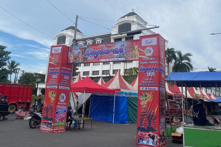 Tradisi Dugderan di Kota Semarang mulai dipersiapkan di kawasan Masjid Agung Semarang, Minggu (16/2/2025).