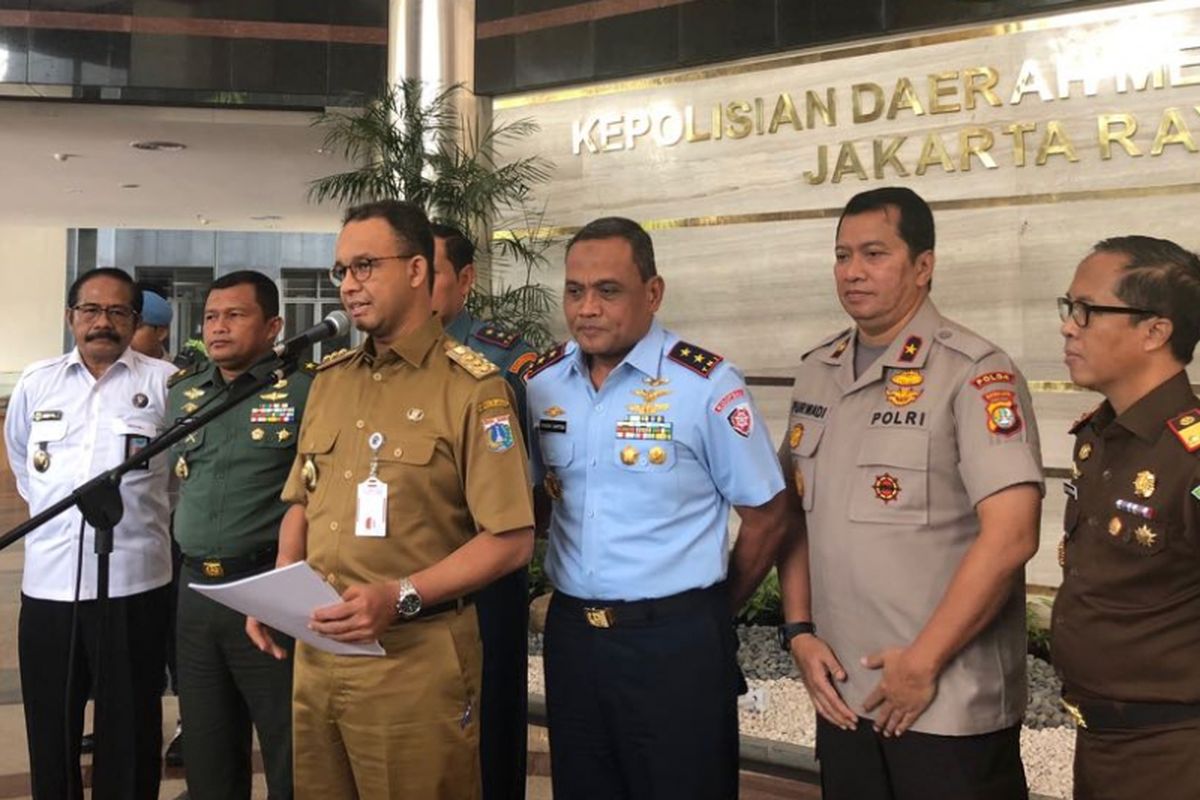 Gubernur DKI Jakarta Anies Baswedan bersama jajaran Forum Komunikasi Pimpinan Daerah (Forkopimda) di Mapolda Metro Jaya, Selasa (5/6/2018). 