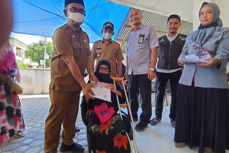 Dinas Sosial Aceh Utara menyalurkan Bantuan Langsung Tunai (BLT) minyak goreng untuk 64.662 keluarga di Aceh Utara, Senin (11/4/2022). Penyaluran secara simbolis dipusatkan di Kantor Pos Krueng Geukuh, Kecamatan Dewantara, Aceh Utara, Aceh.