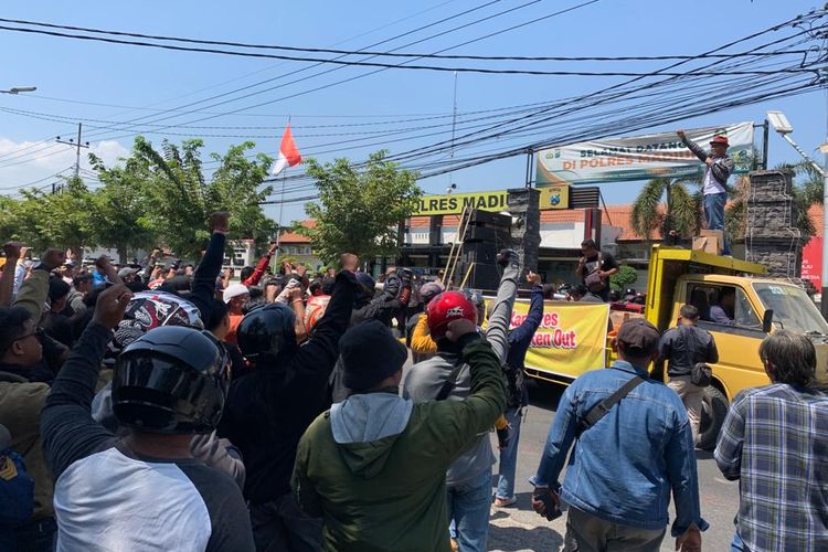 TUNTUT MUNDUR-- Ratusan warga yang mengatasnamakan Forum Komunikasi Pecinta Budaya menggelar unjuk rasa di Polres Madiun di Jalan Soekarno, Kota Madiun, Jawa Timur menuntut agar Kapolres Madiun, AKBP Anton Prasetyo mundur dari jabatannya, Rabu (27/9/2023). Forkopinda menuntut mundur Kapolres lantaran dituding sebagai pihak yang bertanggung jawab perobohan banyaknya tugu pesilat di Kabupaten Madiun.