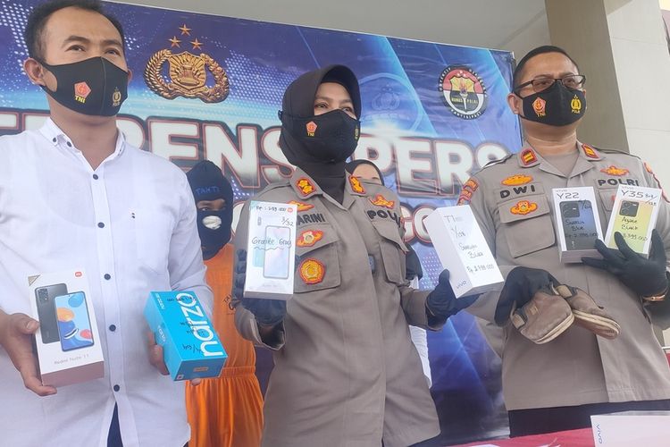 Polisi tunjukkan barang bukti 11 handphone dalam kasus pencurian di toko FA Cellular (FAC) pada Kalurahan Salamrejo, Kapanewon Sentolo, Kabupaten Kulon Progo, Daerah Istimewa Yogyakarta.