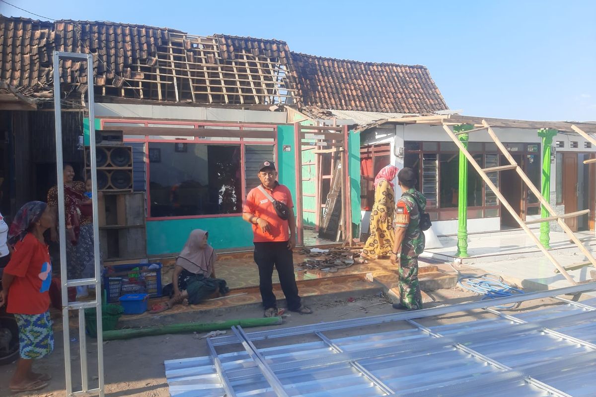 Lima rumah di Kecamatan Panji, Kabupaten Situbondo, Provinsi Jawa Timur, rusak dihantam angin puting beliung pada Jumat (13/9/2024).