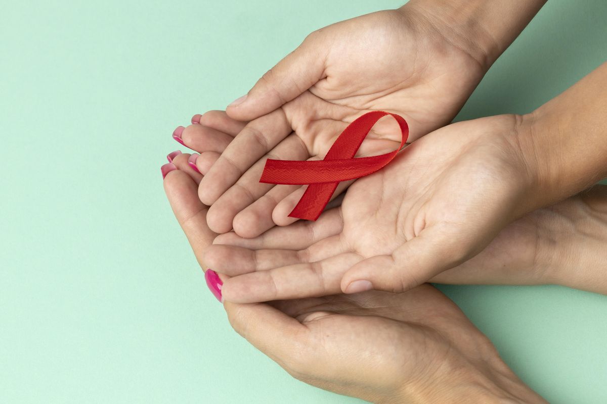 Sebagian besar infeksi immunodeficiency virus (HIV) pada anak didapat dari ibu dengan HIV/AIDS. Lalu, apa gejala anak HIV?