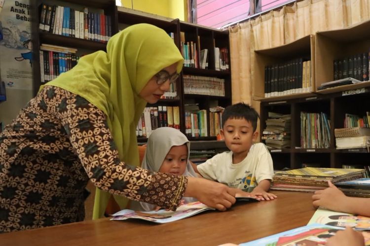 Dari Buku Keluarga Jadi Milik Bersama, Kisah Rita Dirikan Perpustakaan Larasati Pekalongan