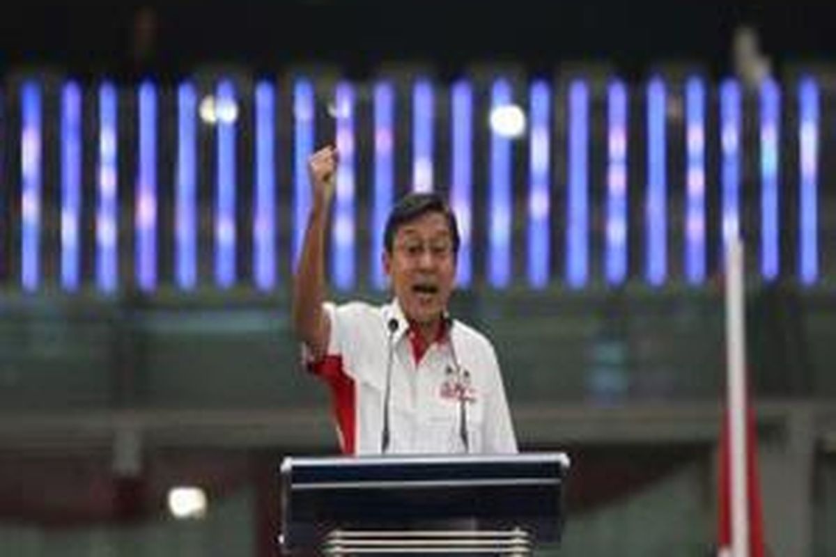 Calon wakil presiden Boediono berorasi di kampanye terbuka pasangan SBY-Boediono di Stadion Utama Gelora Bung Karno, Jakarta, Sabtu (4/7). 