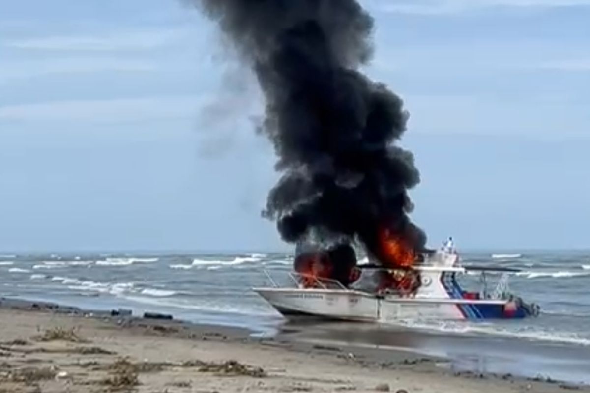 Kapal patroli PSDKP dibakar massa di Pantai Muara Pesisir Selatan, Jumat (12/9/2025)