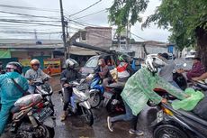 Nekat Terjang Banjir, Motor-motor Mogok di Jalan KH Ahmad Dahlan Tangerang