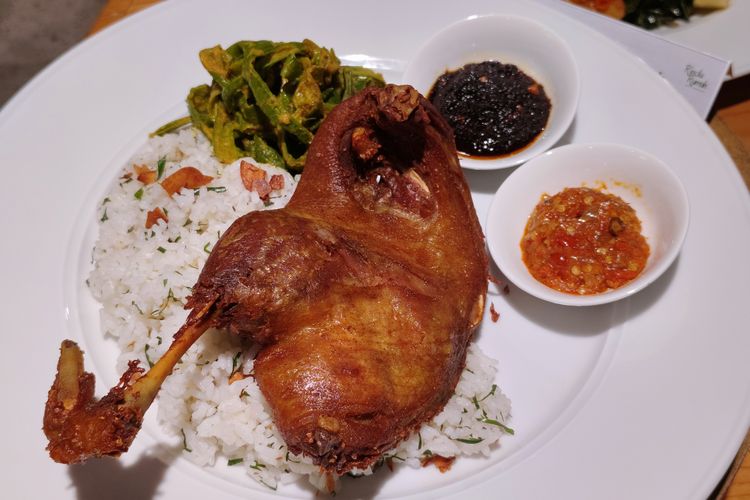 Nasi Bebek Goreng Rempah, salah satu menu Rindu Rumah di Paris Baguette, Senayan City, Jakarta Pusat,  Kamis (18/9/2025). 