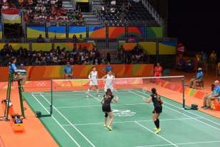 Pasangan ganda putri Indonesia, Nitya Krishinda Maheswari/Greysia Polii, melakukan servis saat menghadapi pasangan Hong Kong, Poon Lok Yan/Tse Ying Suet, pada babak penyisihan Grup C Olimpiade Rio 2016 di Riocentro Pavilion 4, Rio de Janeiro, Kamis (11/8/2016).