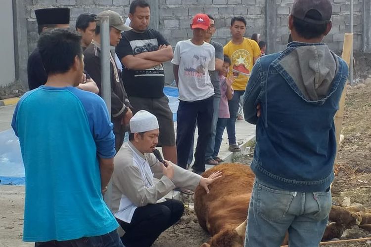 Warga perumahan Hegar Asri Residence saat bekerja sama memotong hewan kurban pada hari raya Idul Adha 2019 di Baleendah, Bandung, Minggu (11/8/2019).