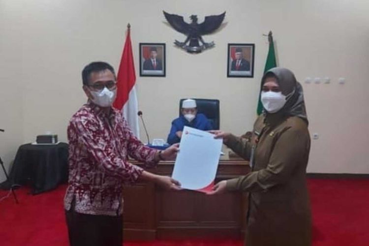 Direktur Utama Bank Banten Agus Syabarrudin menyerahkan dokumen ke Kepala BPKAD Provinsi Banten Rina Dewiyanti