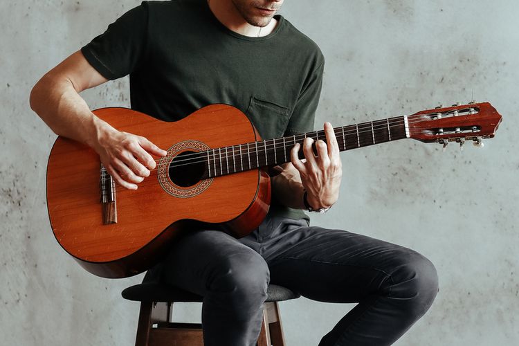 Ilustrasi gitar. Pengamen pukul pengunjung di Alun-alun Majalaya, Bandung, Sabtu (23/3/2024). Peristiwa ini terjadi karena korban menolak memberikan uang kepada pengamen.