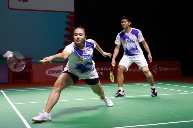 Praveen Jordan/Melati Daeva Oktavianti saat bertanding pada babak 16 besar Indonesia Open 2021 di Bali International Convention Centre, Kamis (25/11/2021). Kini, Praveen/Melati berlaga di All England 2022 sebagai wakil PB Djarum. Terkini, Praveen/Melati berhasil menembus babak semifinal Spain Masters 2023 usai mengalahkan Rehan Naufal Kusharjanto/Lisa Ayu Kusumawati.