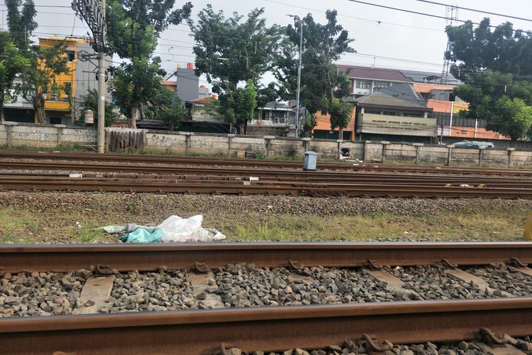 Lokasi penemuan jasad Kasat Narkoba Polres Metro Jakarta Timur AKBP Buddy Alfrits Towoliu di Rel Kereta kawasan Pasar Enjo, Jatinegara, Jakarta Timur, Sabtu (29/4/2023).