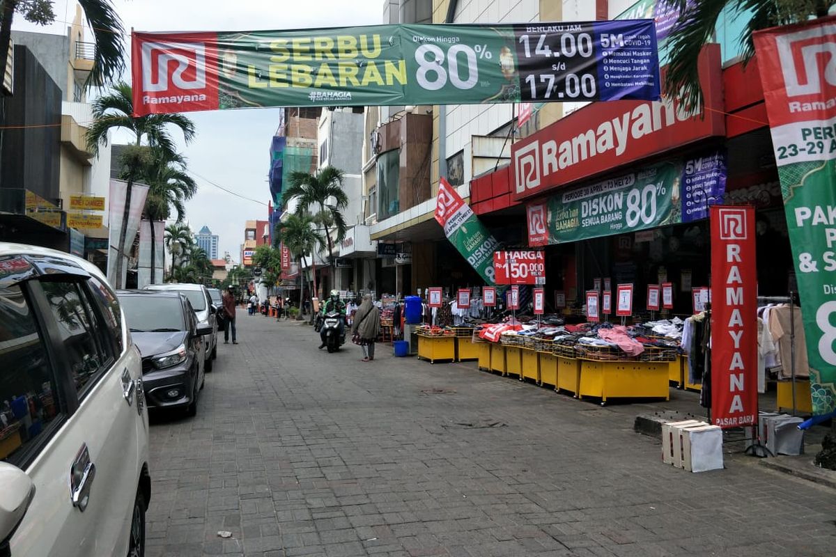 Suasana Pasar Baru Jakarta Pusat nampak sepi pengunjung, Selasa (4/5/2021).