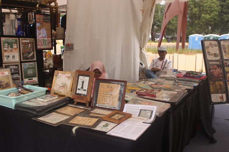 Bapak Muchlis Amir beserta koleksi jadul milik stand Batavia Books