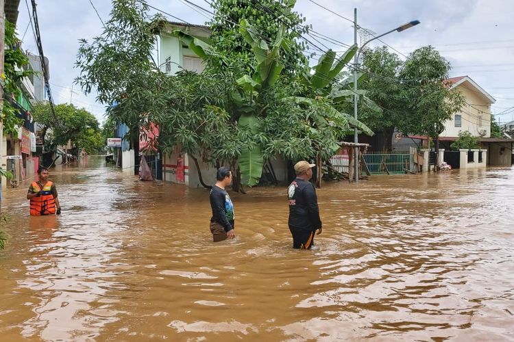 Banjir di RW 03 Kelurahan Cipinang Melayu, Kecamatan Makasar, Jaktim, Selasa (25/2/2020).