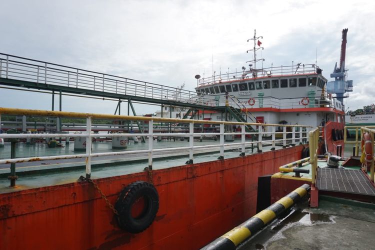Kapal tanker BBM tiba di Pelabuhan Pangkalbalam, Pangkalpinang, Jumat (10/12/2021).