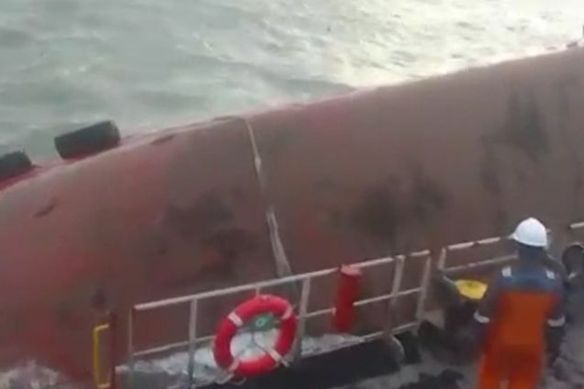 Sebuah kapal crane batu bara terbalik hingga tenggelam di perairan laut Sungsang, Kabupaten Banyuasin, Sumatera Selatan - Selat Bangka, Kepulauan Bangka Belitung, Rabu (28/12/2022). 