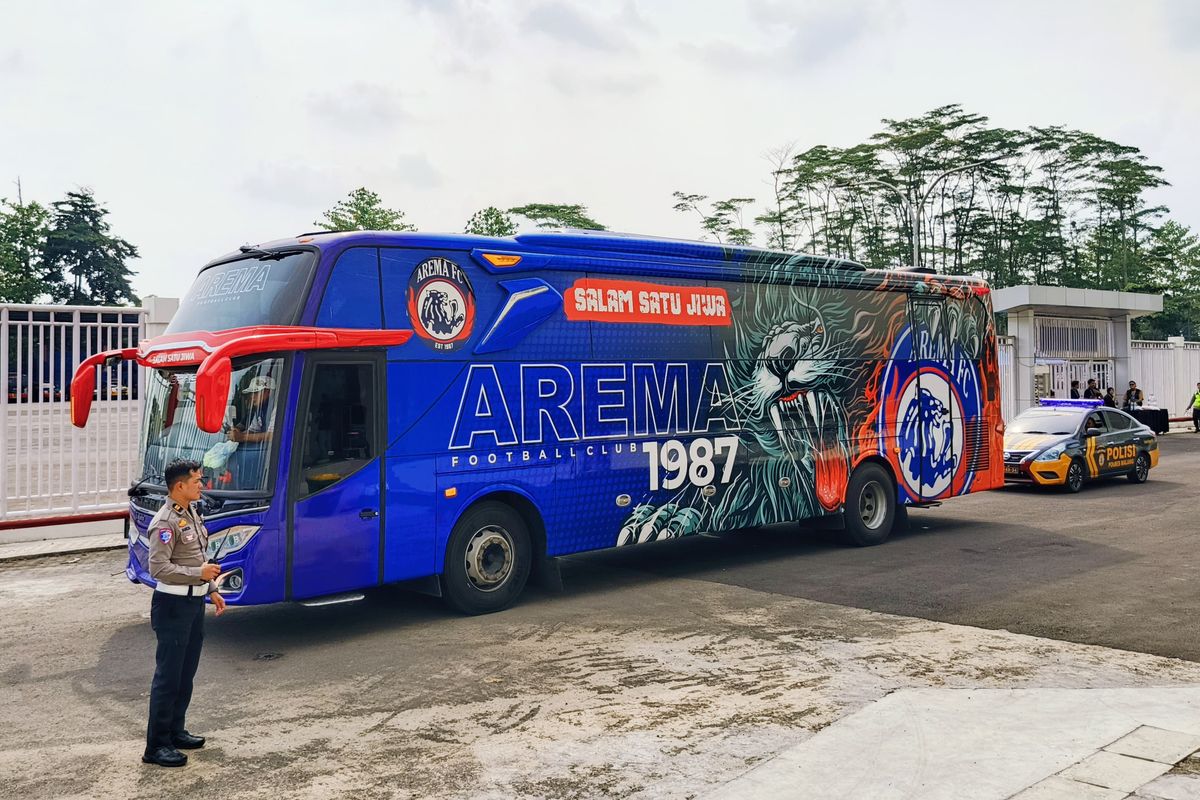 Seorang petugas keamanan saat bertugas dalam simulasi penyeleggaraan pertandingan laga Charity Match Ngalup Penuh Cinta antara Arema FC melawan Arema Allstar yang berakhir dengan skor 7-0 di Stadion Kanjuruhan Kabupaten Malang, Kamis (8/5/2025) sore.