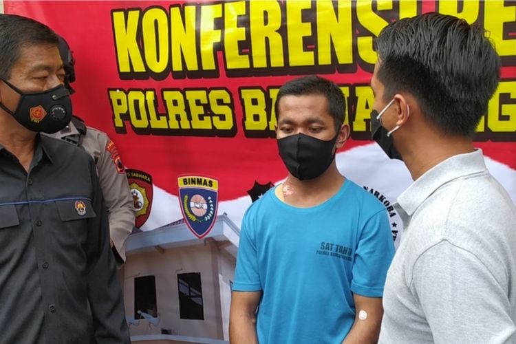 RS (25) terduga pelaku pembunuhan terhadap istrinya sendiri dihadirkan saat ungkap kasus di Mapolres Banjarnegara, Jawa Tengah, Kamis (2/9/2021).