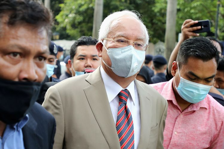 Eks PM Malaysia Najib Razak tiba di Pengadilan Tinggi Kuala Lumpur, Malaysia, untuk menghadiri persidangan kasus korupsi dana negara 1MDB pada Selasa (28/7/2020).