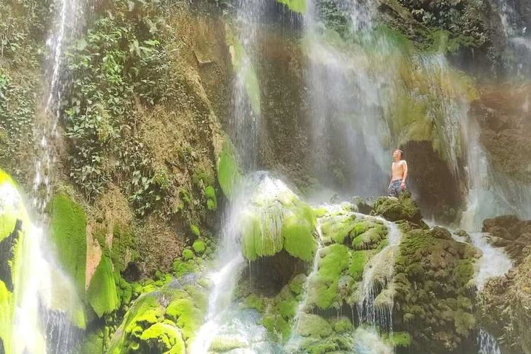 Wisatawan mancanegara berwisata di destinasi Air terjun Pangkadari, Desa Wae Codi, Kecamatan Cibal Barat, Kab. Manggarai, Flores, NTT belum lama ini. (DOK/SUNRICE HOMESTAY-JEFRI AQUINO)