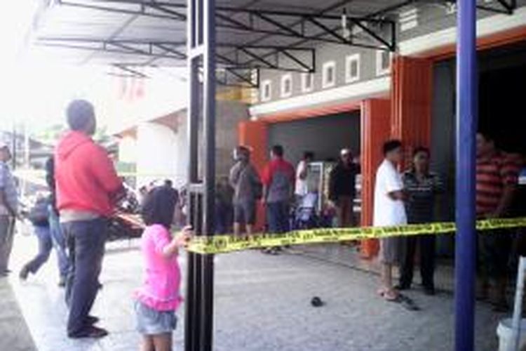 Garis polisi di Kabupaten Bone, Sulawesi Selatan tengah terpasang di kediaman korban perampokan emas seberat 3 kilo gram. Jumat, (06/06/2014).