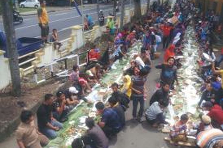 Ribuan karyawan PT Bineatama Kayone Lestari Kota Tasikmalaya, mengikuti acara makan nasi liwet sepanjang 1 kilometer untuk menyambut hari kemerdekaan RI, Minggu (17/8/2014) siang.