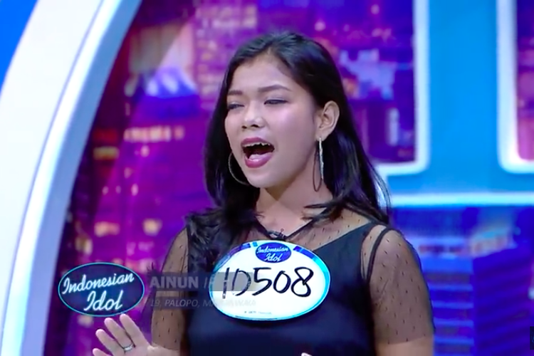 Peserta asal Palopo, Sulawesi Selatan, Ainun Irsani, tampil di babak audisi Indonesia Idol.